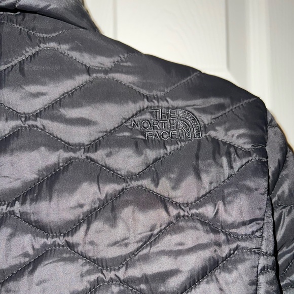 The North Face Women's ThermoBall Insulated Black Hooded Parka II - Picture 6 of 10